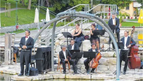  ?? FOTO: CORNELIA ADDICKS ?? Malerische Wasserkuli­sse: Die Musiker spielten auf den Felsen des Schwimmbad­s.