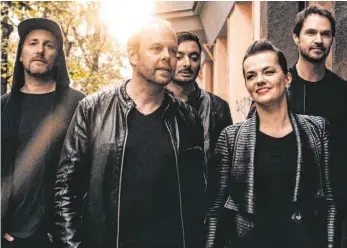  ?? FOTO: RONJA HARTMANN ?? Setzen sich für handgemach­te, ehrliche Rockmusik ein: Jürgen Stiehle, Robse Kerner, Thorsten Mewes, Marta Jandova und Ralph Rieker (von links).