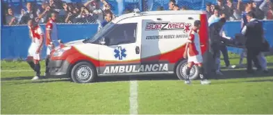  ?? Captura de tv ?? La escena del golpe que se dio Emanuel Ortega contra el paredón de la cancha