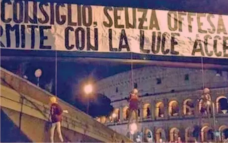  ?? ANSA ?? I manichini con maglie di Salah, De Rossi, Nainggolan, e lo striscione messi giovedì notte davanti al Colosseo da alcuni tifosi laziali