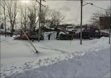  ?? MELISSA SCHUMAN — MEDIANEWS GROUP ?? A plow truck gets stuck in the Hampton Manor neighborho­od on Thursday.