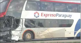  ??  ?? El colectivo de la empresa Expreso Paraguay salió de Ciudad del Este, con 22 pasajeros a bordo. Debía llegar a La Plata.