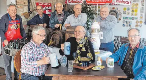  ?? FOTO: AFI ?? Die aktiven Senioren sind mit ihrer neuen Ausstellun­g „Rund ums Bier“dem Hopfengetr­änk auf der Spur. Ab Sonntag kann man einige Hundert Exponate im Museum und Galerie Altes Rathaus bewundern. Hinten von links: Gerhard Gaugler, Helmut Wackler, Kurt...