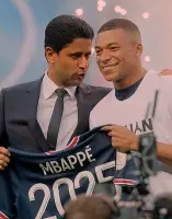  ?? LAPRESSE ?? Sorrisi parigini Kylian Mbappé con Nasser Al-Khelaifi, presidente del Psg, dopo la firma del rinnovo fino al 2025 con i parigini