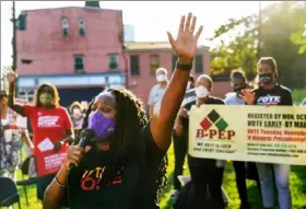  ?? Steve Mellon/ Post- Gazette ?? Gospel singer Nikki Porter leads a song during a news conference Thursday organized by the Black Political Empowermen­t Project on Wiley Avenue in the Hill District.