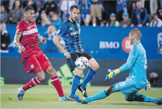  ?? THE CANADIAN PRESS ?? Chicago goalkeeper Matt Lampson foiled Matteo Mancosu on this play but the Montreal striker scored on a penalty in a 3-0 win over the Fire in their last meeting.