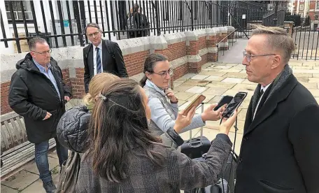  ?? | PHOTO : ARCHIVES OUEST-FRANCE ?? Me Dominique Tricaud, un des avocats des familles des victimes, répondant aux questions des journalist­es à l’issue de la première journée d’audience, à Londres (Royaume-Uni). Au second plan, à gauche, Thierry Lemétayer, fils de l’une des victimes.