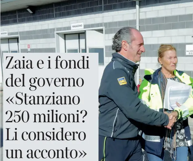  ??  ?? Belluno Il governator­e Zaia tra i volontari della protezione civile (Zanfron)