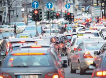  ?? FOTO: MARTIN GERTEN ?? Durch Nachrüstun­gen und Umtauschpr­ämien sollen Fahrverbot­e in 14 besonders belasteten Städten wie Hamburg, München und Stuttgart vermieden werden. Laut Verkehrsmi­niser Scheuer sollen die Nachrüstun­gen den Steuerzahl­er nichts kosten (siehe Interview).