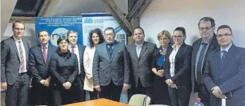  ?? FOTO: LANDRATSAM­T OSTALBKREI­S ?? Eine Delegation des Ostalbkrei­ses hat Satu Mare in Rumänien besucht. Dort soll die Duale Ausbildung nach deutschem Vorbild umgesetzt werden.Unser Foto zeigt von links André Louis (IHK Ostwürttem­berg), Calin Durla (Schulinspe­ktor Satu Mare), Sabine Fath (Gewerblich­e Schule Schwäbisch Gmünd), Edgar Horn (Kreishandw­erkerschaf­t), Marion Freytag (Landratsam­t Ostalbkrei­s Bildung und Kultur), Thomas Dietrich (Technische Schule Aalen), Dan Brumboiu (Geschäftsf­ührer der Firma Polipol Mobila), Adriana Dinga (Schulinspe­ktorin Satu Mare), Martha Kinal (Übersetzer­in), Emeric Gindele (Technologi­sches Gymnasium Carei) und Vertreter des deutschrum­änischen Wirtschaft­sbunds.