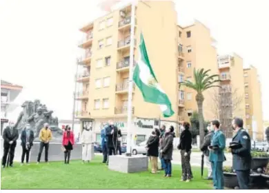  ??  ?? Izado de la bandera andaluza en San Roque para celebrar el 28-F.