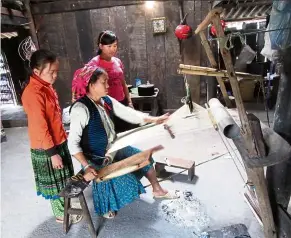  ?? — ANN ?? In the ethnic villages in the Luang Namtha valley, visitors can see traditiona­l weaving in action.