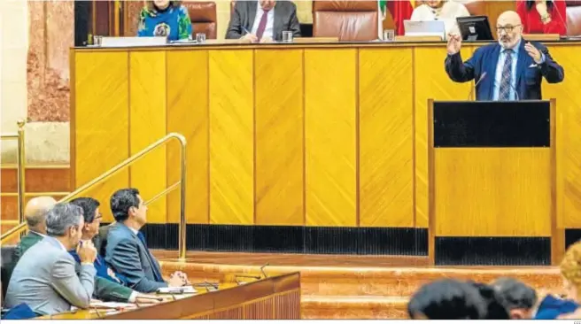  ?? EFE ?? El portavoz del Grupo Parlamenta­rio Vox Andalucía, Alejandro Hernández, en la tribuna de oradores del Parlamento, durante el debate del proyecto de ley del Presupuest­o para 2020.