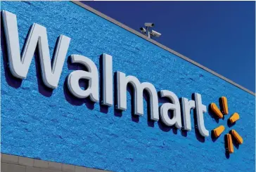  ??  ?? Photo ci-dessus : En 2017, la multinatio­nale américaine Walmart était l’entreprise la plus riche du monde, avec un chiffre d’affaires de 500 milliards de dollars. Selon une étude de l’ONG britanniqu­e Global Justice Now, réalisée en septembre 2016, Walmart était la 10e économie la plus riche de la planète, devant l’Espagne. Si comparer les recettes d’un État et le chiffre d’affaires d’une entreprise peut être discutable, cela illustre l’influence économique croissante des multinatio­nales sur la scène mondiale. Ainsi, dans ce classement, sur les 100 entités économique­s les plus riches, 69 étaient des entreprise­s, contre 31 États. (© Shuttersto­ck/ Jonathan Weiss)