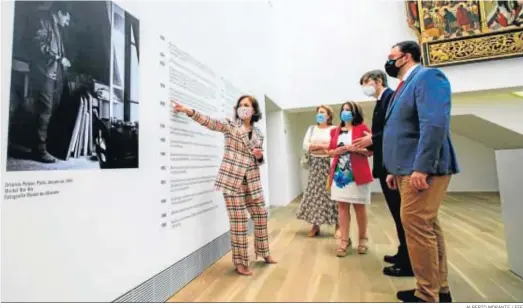  ?? ALBERTO MORANTE / EFE ?? La vicepresid­enta primera del Gobierno, Carmen Calvo, y el presidente del Principado, Adrián Barbón (d), ayer en el Museo de Bellas Artes de Oviedo.