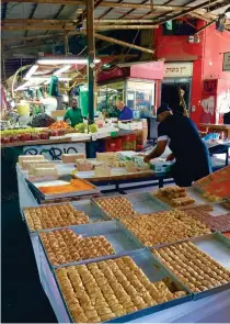  ??  ?? MARKNAD. Utbudet av baklava och halva är stort på Carmeltorg­et.