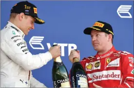  ?? FOTO: AFP-LEHTIKUVA/ANDREJ ISAKOVIC ?? SKåL. Under pågående säsong har Valtteri Bottas blivit en vinnare. På bilden firar Bottas sin första GP-vinst i Ryssland den 30 april tillsamman­s med Ferraris senaste världsmäst­are Kimi Räikkönen.