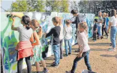  ?? FOTO: WINFRIED RIMMELE ?? Die Kinder übten sich im Graffitisp­rayen.