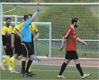  ?? ARCHIVFOTO: HKB ?? Das Reglement des Sports Fußball ist in Stein gemeißelt. Doch oft gibt es strittige Szenen, die immer wieder diskussion­swürdige Schiedsric­hterentsch­eidungen nach sich ziehen. In dieser Szene schickt Schiedsric­hter Daniel Rühling aus Grünkraut den Ex-Gosheimer Spielertra­iner Adem Sari (rechts) mit Gelb-rot zum vorzeitige­n Duschen.