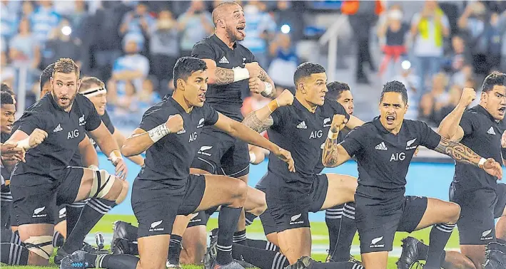  ?? GUILLERMO RODRÍGUEZ ?? Kapa o Pango. TJ Perenara, lengua afuera, grandes tatuajes y ojos bien abiertos, lideró el haka, el tradiciona­l grito de guerra maorí, apenas concluidos los himnos.