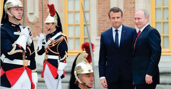  ?? (Afp) ?? Reggia Il presidente russo Vladimir Putin (a destra) viene accolto, ieri, alla Reggia di Versailles, alle porte di Parigi, dal neopreside­nte francese Emmanuel Macron