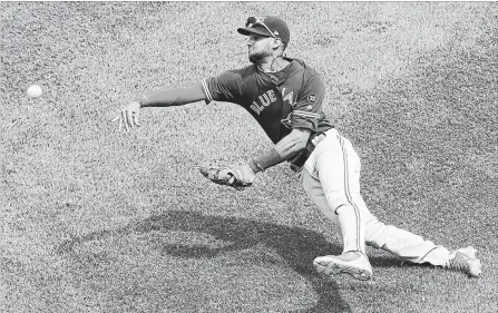  ?? NAM Y. HUH
THE ASSOCIATED PRESS ?? Toronto Blue Jays second baseman Lourdes Gurriel Jr. throws out Chicago White Sox hitter Omar Narvaez at first during the fifth inning Sunday.