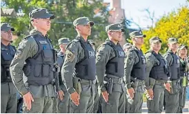  ?? ?? Formados. Gendarmes en el acto de presentaci­ón en Tres de Febrero.