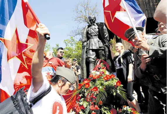  ?? ?? Nađe se još koja stotina nostalgiča­ra, najčešće u Kumrovcu, koji ne misle da je sve i svima bilo loše; bilo bi ih više kad bi im se branilo da vjeruju kako je njihova mladost bila bolja od starosti. Ima i mladosti koja brani prošlost o kojoj ništa ne zna. Ali, to je sve od postjugosl­avenstva, barem javno