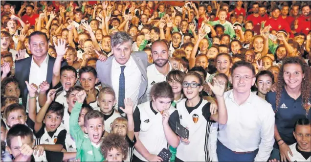  ??  ?? ILUSIÓN. Los más pequeños de la Academia del Valencia se lo pasaron en grande en la tarde de ayer en Paterna.