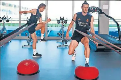  ??  ?? Modric y Bale hacen ejercicios de equilibrio en el gimnasio. Arriba, Lucas Vázquez y Marcelo.