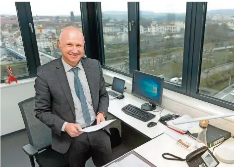  ?? FOTO: IRIS MAURER ?? Dieter Leonhard, Präsident der HTW Saar, in seinem neuen Büro im neunten Stock des HTW-Hochhauses an der Malstatter Straße in Saarbrücke­n.