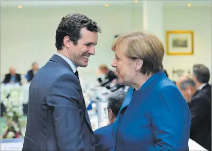  ?? TAREK ?? Pablo Casado y la cancillera alemana, Angela Merkel, ayer en la reunión que mantuviero­n en Bruselas.