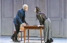  ?? TEATRO DE BABEL ?? Luis de Tavira y Aurora Cano comparten escena en el Teatro Julio Castillo.