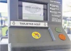  ?? MANUEL MURILLO ?? Una máquina de recarga en un autobús de Aucorsa.