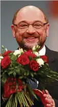  ??  ?? Freude und Erleichter­ung nach einem unbequemen Tag: Die SPD wählte Martin Schulz mit 81.9 Prozent wieder ins Amt.