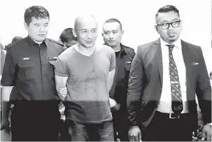  ?? — Gambar Bernama ?? DIBICARAKA­N: Armin diiringi polis keluar dari Mahkamah Majistret Shah Alam selepas prosiding kesnya semalam.