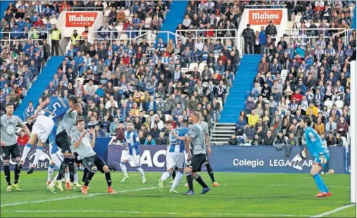  ??  ?? CABEZAZO CERTERO. Mantovani marcó con la cabeza el segundo gol del partido, tras un centro de Szymanowsk­i.