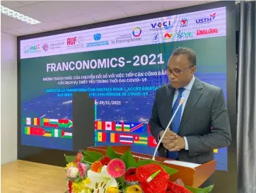  ?? ?? Le représenta­nt régional de l’OIF pour l’Asie et le Pacifique, Chékou Oussouman, prononce un discours lors du forum Franconomi­cs 2021.
Van Binh/CVN