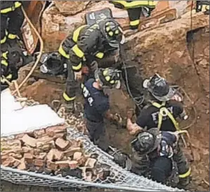  ?? AARON BERGER/BOROPARK24.COM ?? A wall collapsed Wednesday afternoon into a trench at a Sunset Park, Brooklyn, constructi­on site, trapping a worker underneath the rubble.