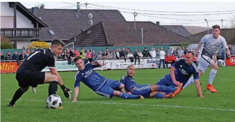  ?? FOTO: SCHLICHTER ?? Kilian Biesel, der Torwart des FC Noswendel Wadern, schaut dem Schuss von SVE-Stürmer Kai Merk hinterher, der zum 1:0 einschlägt.