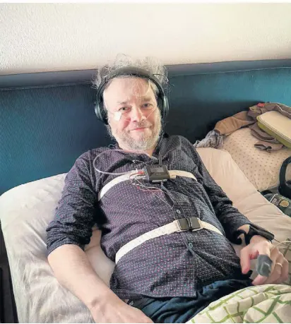  ?? ?? Tim Braune mit einem ambulanten Schlaflabo­r. Viele ME/CFS/LC-Patienten haben schwere Schlafstör­ungen.