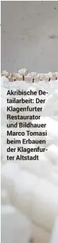  ??  ?? Akribische Detailarbe­it: Der Klagenfurt­er Restaurato­r und Bildhauer Marco Tomasi beim Erbauen der Klagenfurt­er Altstadt