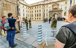  ?? Foto: Petr Topič, MAFRA ?? Vstup volný Kontrolní místa na vstupech do hradního areálu zůstala, prohlídky jsou však jen namátkové.