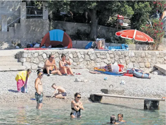  ?? ?? RAJ U MOBILNIM KUĆICAMA Gosti bez šatora i kampera odabiru i tu vrstu smještaja u kampu u kojem je i mala pekara, restoran Glavotok. Imaju i plažu za pse, a animatoric­e ovdje Nijemce uče čak i hrvatski