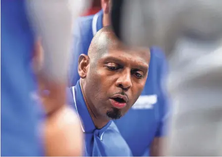  ?? CHRIS DAY/THE COMMERCIAL APPEAL ?? Memphis’ head coach Penny Hardaway speaks to the team in a huddle during a timeout against the University of Virginia on Dec. 19.