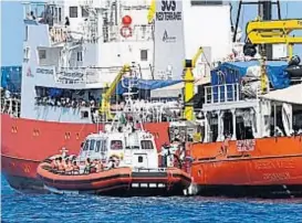  ?? (AP) ?? Al sol. El Aquarius, con sus migrantes, rumbo a Valencia.