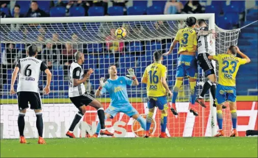  ??  ?? EL 0-1. Santi Mina, de cabeza, adelantó al Valencia en el minuto cinco tras un saque de esquina.