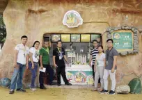  ??  ?? Chairman Ruel Bercasio (third from left), together with the members of CAST Multi-Purpose Cooperativ­e, pose for a photo to promote their Frutti Delite business inside Enchanted Kingdom.