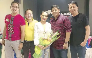  ??  ?? Birthday Girl Ai-Ai delas with well-wishers Alden Richards and (right) with husband Gerald Sibayan (second from right), Father Allan (leftmost), Adrian Panganiban and Bo Sanchez (rightmost)