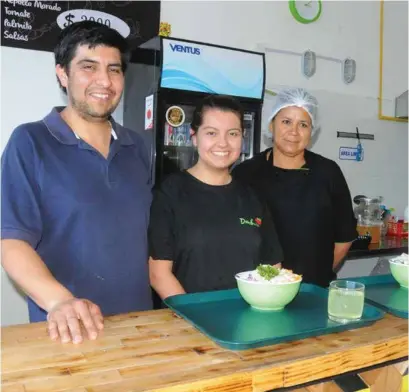  ??  ?? ESTOS HERMANOS idearon este proyecto pensando en un producto innovador para el público que busca un plato diferente.